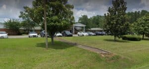 Front lawn of Edgefield Post Acute with parking